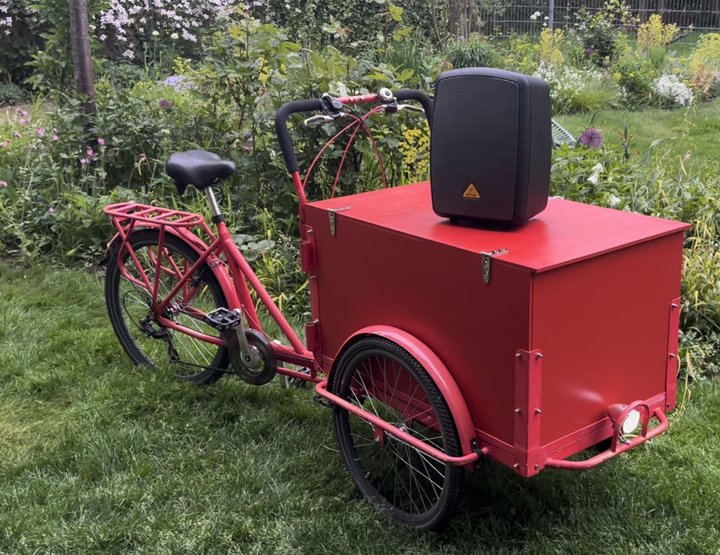 Rotes Lastenrad mit Lautsprecher auf der Ladebox
